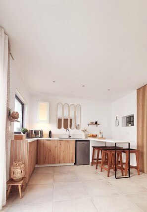 Frigorífico, microondas, horno y placa de cocina