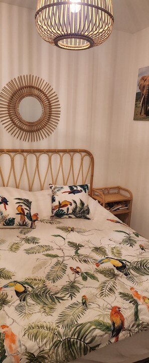 Iron/ironing board, free WiFi, bed sheets