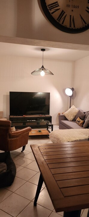 Télévision, cheminée
