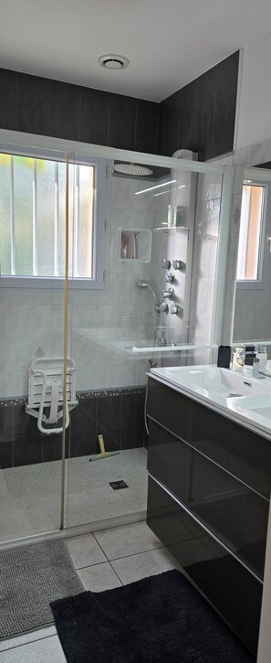 Shower, towels, soap, toilet paper - House 90 m2 400 m from the beach and shops (Bretignolles-sur-Mer)
