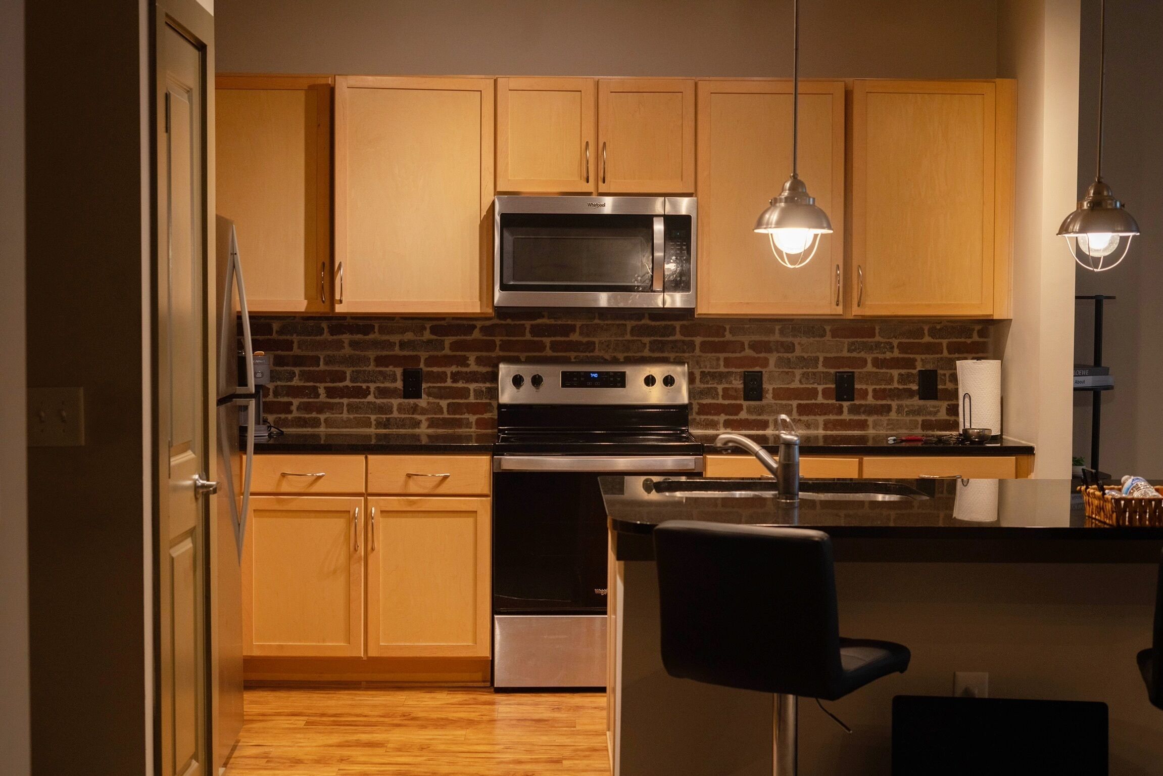 Mikrobølgeovn, ovn, kokeplater og oppvaskmaskin