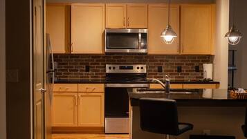 Four à micro-ondes, un four, surface de cuisson, lave-vaisselle