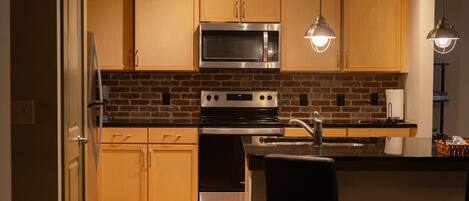 Mikrobølgeovn, ovn, kokeplater og oppvaskmaskin