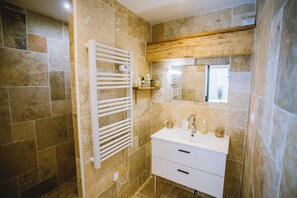 A bathroom with a white sink, a mirror, and a towel rack. - La Grange de Cablanc (Monestier)