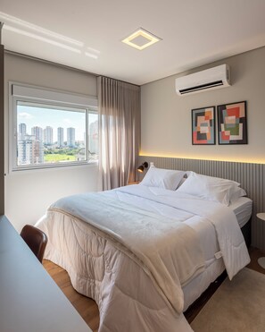 Tabla de planchar con plancha, wifi gratis y ropa de cama 