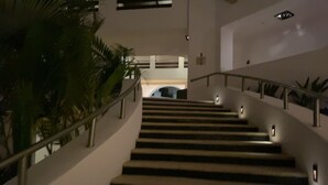 Eine Treppe mit Handläufen, die zu einer höheren Etage führt.