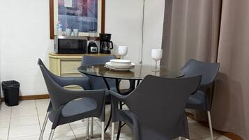 Màn/rèm cản sáng, bàn ủi/dụng cụ ủi quần áo