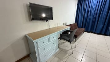 Màn/rèm cản sáng, bàn ủi/dụng cụ ủi quần áo