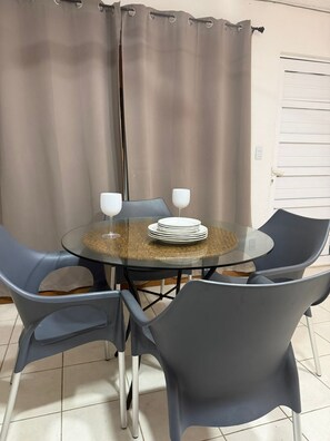 Màn/rèm cản sáng, bàn ủi/dụng cụ ủi quần áo