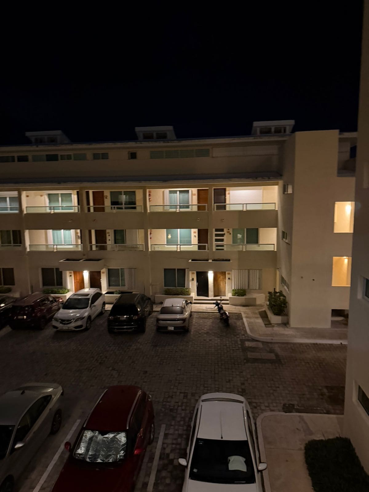 Cortinas blackout, tabla de planchar con plancha y wifi gratis 