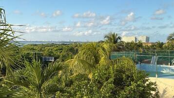 Màn/rèm cản sáng, bàn ủi/dụng cụ ủi quần áo