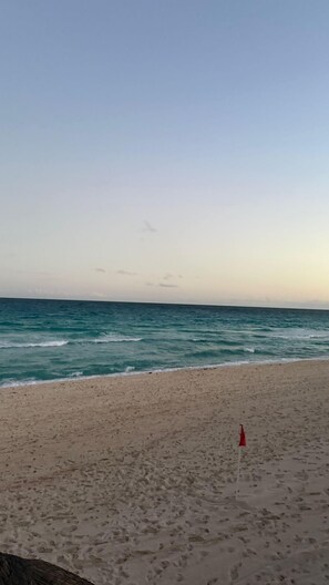 Màn/rèm cản sáng, bàn ủi/dụng cụ ủi quần áo