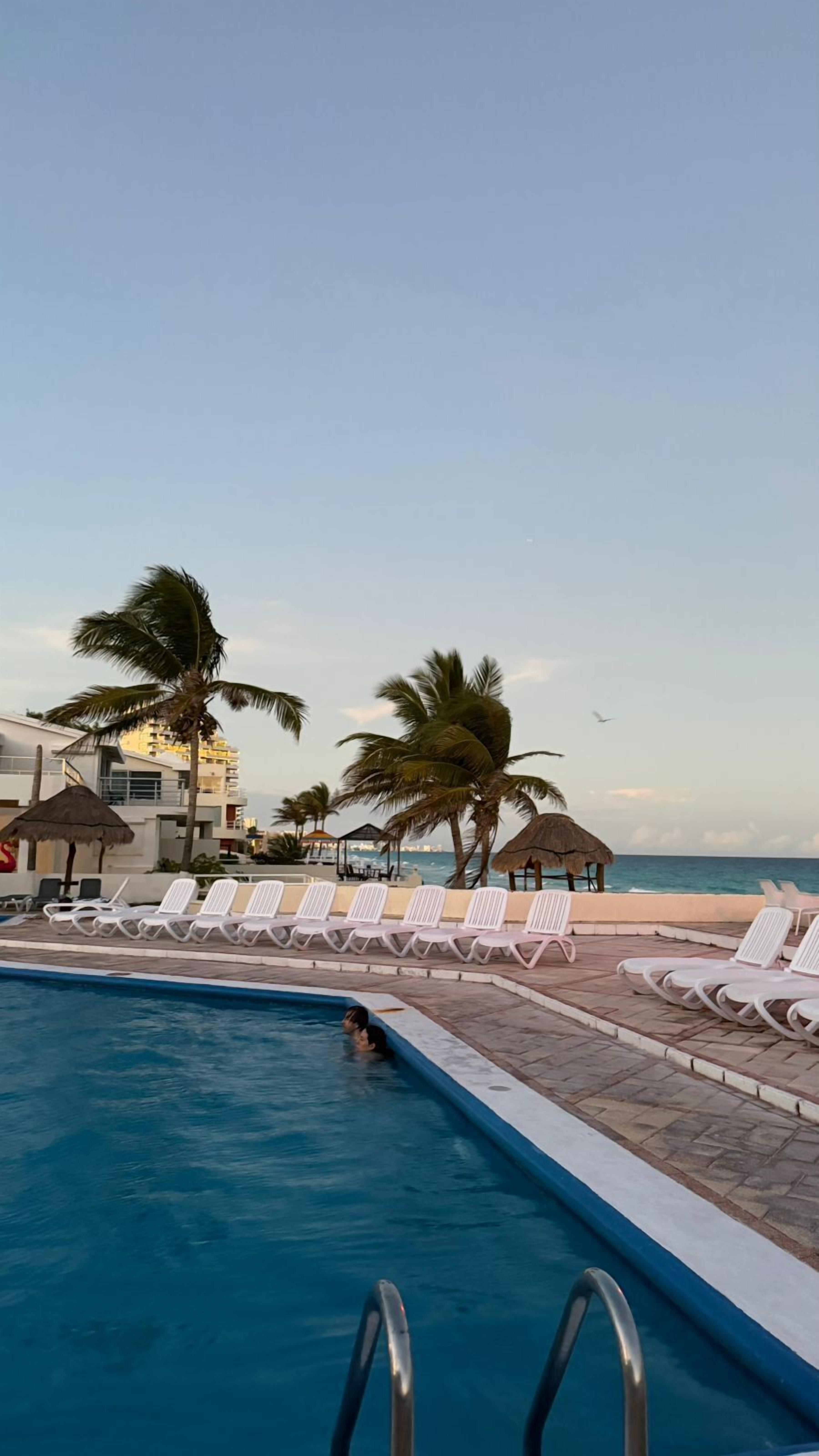 Cortinas blackout, tabla de planchar con plancha y wifi gratis 