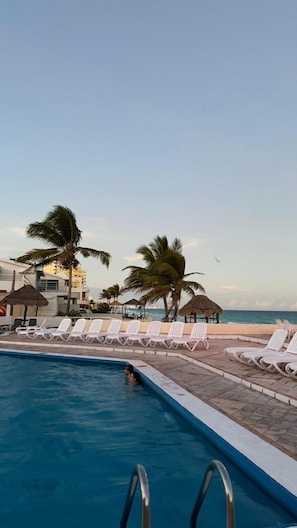 ستائر تعتيم ومكواة/لوح كي وواي فاي مجانًا