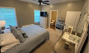 3 bedrooms, iron/ironing board, free WiFi, bed sheets - Quaint 3-bedroom house in charming Oxford, MS. The perfect getaway for you. (Oxford)