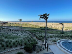 Plage, chaises longues, serviettes de plage