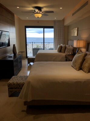 Coffres-forts dans les chambres, bureau, fer et planche à repasser