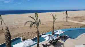 Plage, chaises longues, serviettes de plage