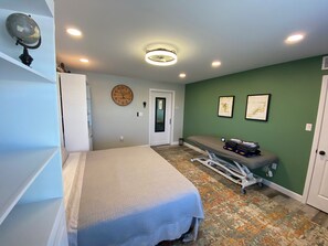 Tabla de planchar con plancha, wifi y ropa de cama