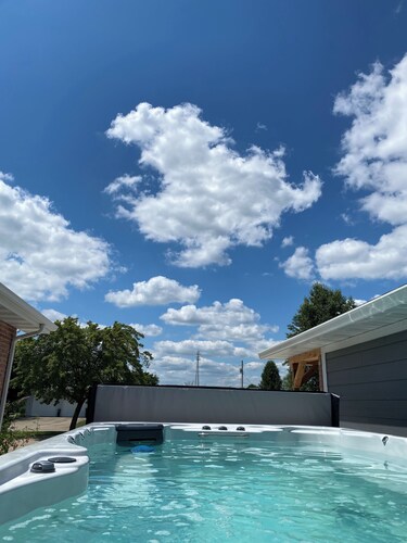 Retreat Air - King Bed, Hot Tub & No cleaning fee