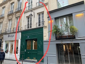 Exterior detail - Sunny studio in the Marais, with an elevator: a cozy nest high above the city (Paris)