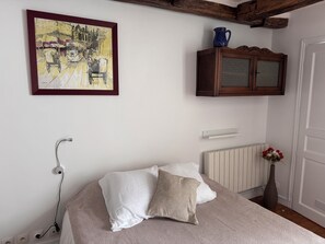 Room - Sunny studio in the Marais, with an elevator: a cozy nest high above the city (Paris)