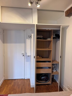 Interior - Sunny studio in the Marais, with an elevator: a cozy nest high above the city (Paris)