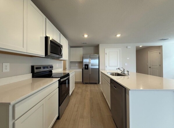 Private kitchen - 5-bedroom house in perfect Parrish with cool AC breeze (Parrish)