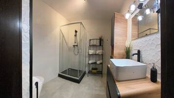 Dusche, Haartrockner, Handtücher, Seife