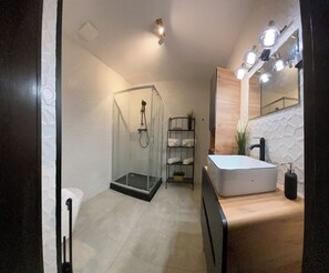 تجهيزات دش، مجففات شعر، مناشف، صابون