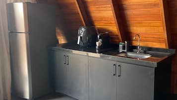 Chalé família, piscina particular, vista para o rio | Cozinha americana privada | Geladeira, cooktop, talheres/pratos/utensílios de cozinha