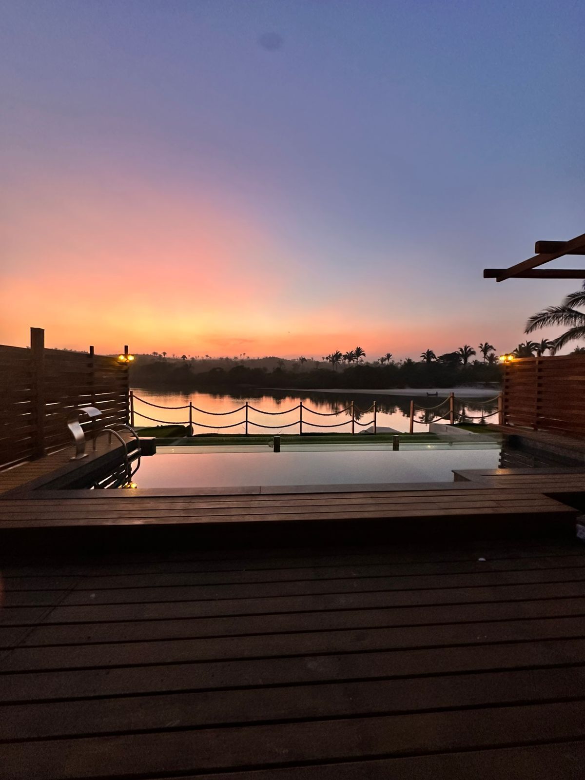 4 piscinas internas, guarda-sóis