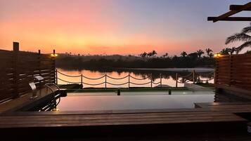 4 piscinas internas, guarda-sóis