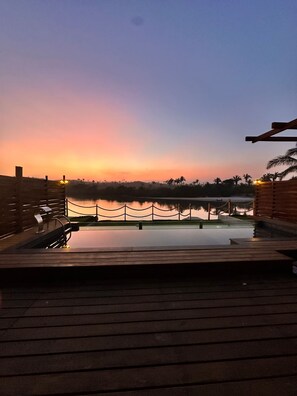 4   개의 실내 수영장, 수영장 파라솔