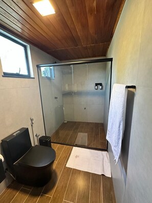 Family Chalet, Private Pool, River View | Bathroom | Shower, hair dryer, towels, soap - LIMMAT CHALÉS (Presidente Juscelino)