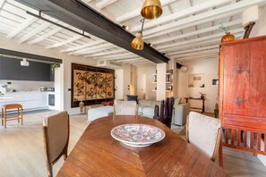 Un comedor con una mesa de madera, sillas y un cuenco decorativo.