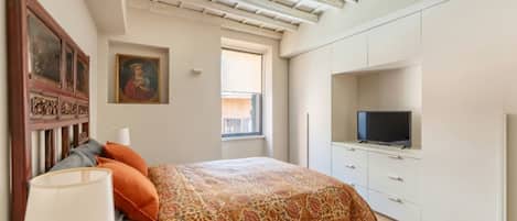 2 bedrooms, desk, iron/ironing board