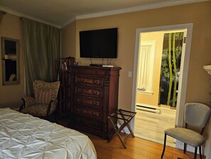 Tabla de planchar con plancha, wifi y ropa de cama