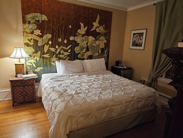 Tabla de planchar con plancha, wifi y ropa de cama