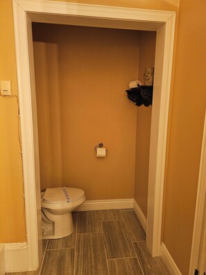 Regadera, secadora de cabello, toallas, jabón