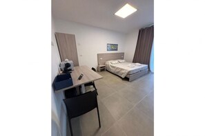 Room - 🏡 Modern & Functional Rooms in Mestre – Brand-New Guesthouse with Free ParkingPerfectly located for Venice: bus no. 5 passes every 10 minutes and takes you directly to the historic center in just a few minutes! Rooms are equipped with a comfortable (Venezia)