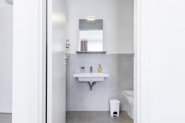 Bathroom - 🏡 Modern & Functional Rooms in Mestre – Brand-New Guesthouse with Free ParkingPerfectly located for Venice: bus no. 5 passes every 10 minutes and takes you directly to the historic center in just a few minutes! Rooms are equipped with a comfortable (Venezia)