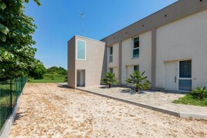 Exterior - 🏡 Modern & Functional Rooms in Mestre – Brand-New Guesthouse with Free ParkingPerfectly located for Venice: bus no. 5 passes every 10 minutes and takes you directly to the historic center in just a few minutes! Rooms are equipped with a comfortable (Venezia)