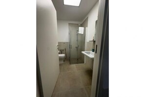 Bathroom - 🏡 Modern & Functional Rooms in Mestre – Brand-New Guesthouse with Free ParkingPerfectly located for Venice: bus no. 5 passes every 10 minutes and takes you directly to the historic center in just a few minutes! Rooms are equipped with a comfortable (Venezia)