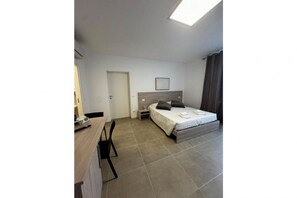 Room - 🏡 Modern & Functional Rooms in Mestre – Brand-New Guesthouse with Free ParkingPerfectly located for Venice: bus no. 5 passes every 10 minutes and takes you directly to the historic center in just a few minutes! Rooms are equipped with a comfortable (Venezia)