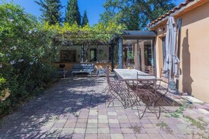 تناول الطعام بالخارج