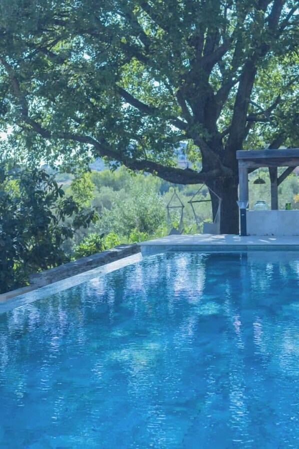 حمّام سباحة مُدفَّأ