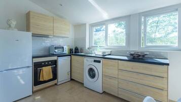 Fridge, microwave, oven, stovetop