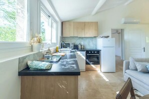 Een koelkast, een microgolfoven, een oven, een kookplaat