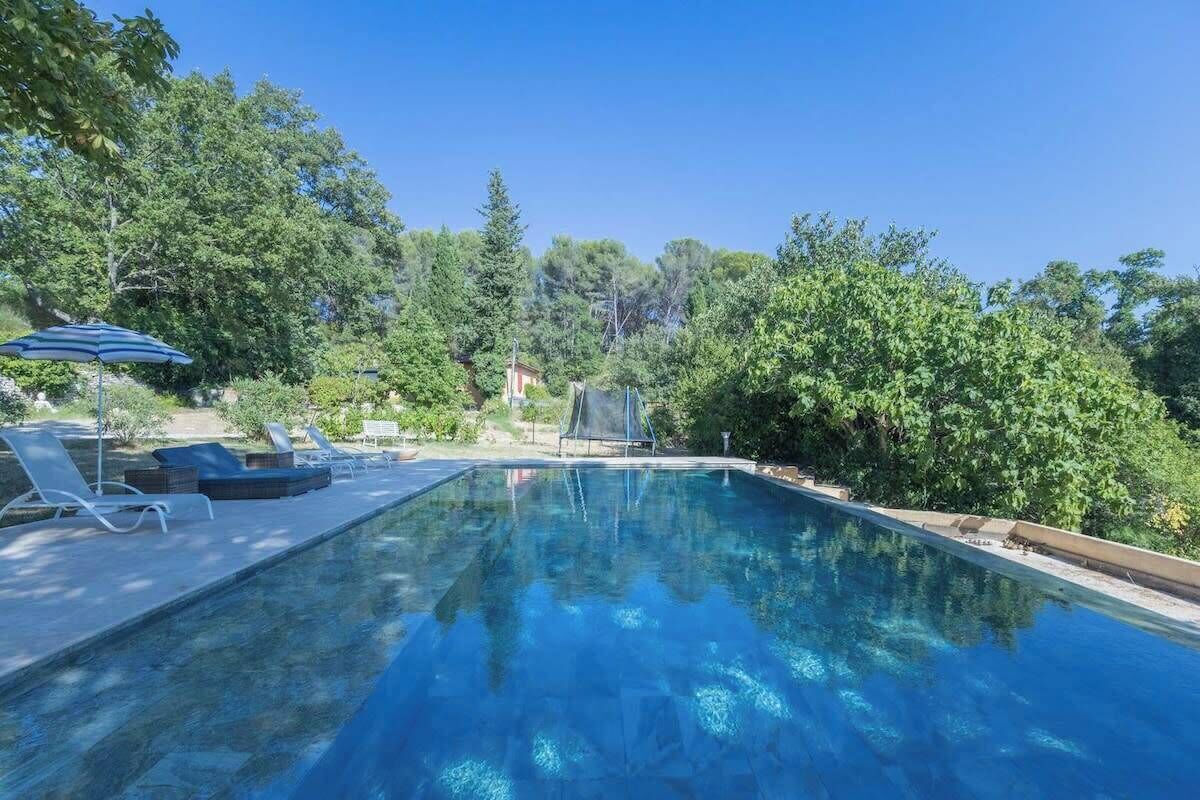 حمّام سباحة مُدفَّأ